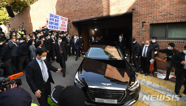 [서울=뉴시스]최진석 기자 = 횡령 및 뇌물수수 혐의로 징역 17년형을 확정받은 이명박 전 대통령이 2일 서울 강남구 논현동 자택에서 서울중앙지검에 출석하기 위해 나서고 있다. 이 전 대통령은 검찰 출석 후 동부구치소로 재수감 된다. (공동취재사진) 2020.11.02.&nbsp; photo@newsis.com