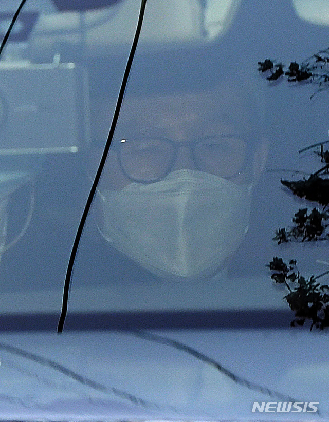 [서울=뉴시스] 최진석 기자 = 이명박 전 대통령이 지난해 11월2일 오후 서울 강남구 논현동 자택에서 서울중앙지검으로 이동하고 있다. (공동취재사진) 2020.11.02. photo@newsis.com