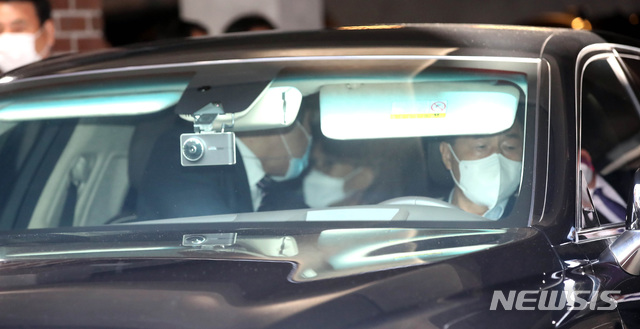 [서울=뉴시스] 이명박 전 대통령이 지난해 11월2일 오후 서울 강남구 논현동 자택에서 서울중앙지검으로 이동하고 있다. (사진=뉴시스 DB). photo@newsis.com