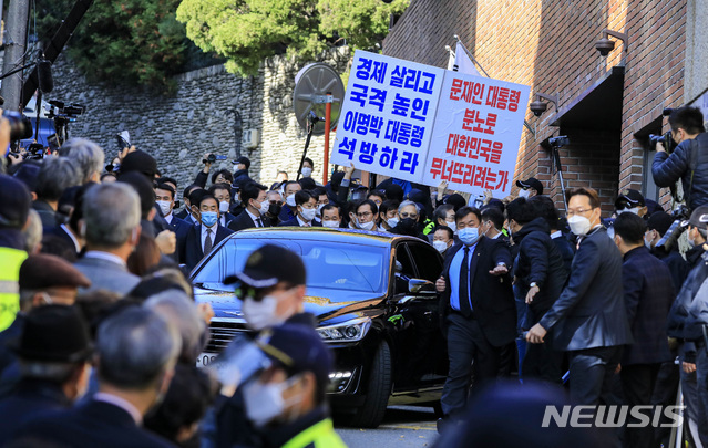 [서울=뉴시스] 최진석 기자 = 이명박 전 대통령이 2일 오후 서울 강남구 논현동 자택에서 서울중앙지검으로 이동하고 있다. (공동취재사진) 2020.11.02. photo@newsis.com