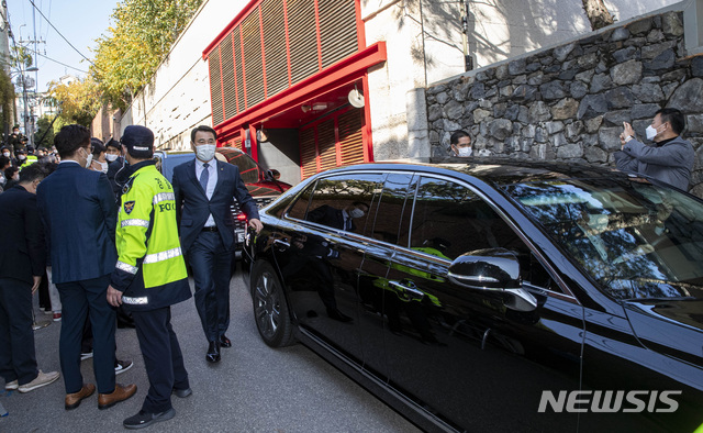 [서울=뉴시스] 최진석 기자 = 이명박 전 대통령이 2일 오후 서울 강남구 논현동 자택에서 서울중앙지검으로 이동하고 있다. (공동취재사진) 2020.11.02. photo@newsis.com