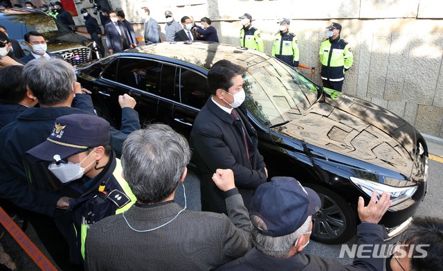 [서울=뉴시스]최진석 기자 = 회사 자금 횡령과 뇌물 수수 혐의 등으로 지난달 29일 대법원 상고심에서 징역 17년이 확정돼 2일 오후 구치소로 재수감되는 이명박 전 대통령이 서울 동부구치소로 수감되기 위해 서울 논현동 사저를 떠나고 있다. (공동취재사진) 2020.11.02.&nbsp; photo@newsis.com