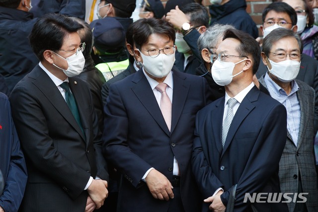 [서울=뉴시스]최진석 기자 = 장제원, 권성동, 조해진 국민의힘 의원이 2일 오후 서울 강남구 논현동 이명박 전 대통령 자택 앞에서 대화하고 있다. 자동차 부품업체 다스(DAS)의 자금 수백억원을 횡령하고 삼성에서 거액의 뇌물을 받은 혐의로 기소돼 징역 17년형이 최종 확정된 이 전 대통령은 이날 동부구치소에 재수감될 예정이다. (공동취재사진) 2020.11.02. photo@newsis.com