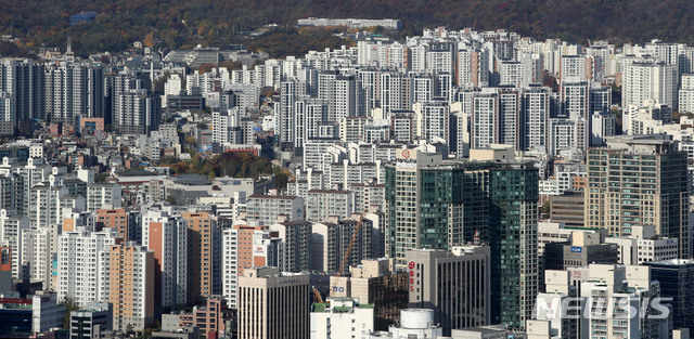 [서울=뉴시스] 박주성 기자 = 새 임대차법 시행 이후 최근 3개월 동안 서울의 아파트 평균 전셋값이 3750만원 넘게 오른 것으로 조사됐다. 2일 KB국민은행 부동산 리브온의 월간 KB주택가격동향 자료에 따르면 지난달 서울의 아파트 평균 전셋값은 5억3677만원으로, 조사 이후 처음 5억원을 넘겼던 8월(5억1011만원)과 비교해 3756만원(7.5%) 올랐다. 사진은 2일 오후 서울 영등포구 63아트 전망대에서 바라본 서울 아파트의 모습. 2020.11.02. park7691@newsis.com