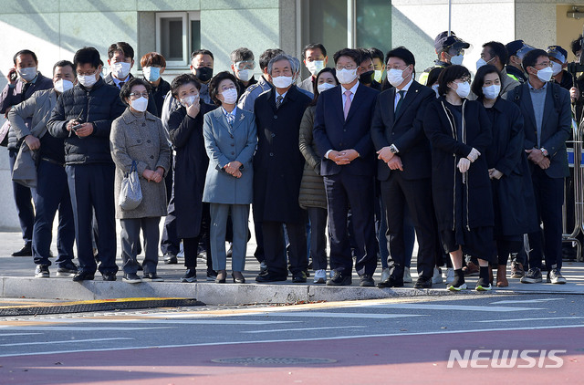 [서울=뉴시스] 박미소 기자 = 징역 17년형을 확정받은 이명박 전 대통령이 재수감 된 서울동부구치소 앞에서 지난 2일 장제원(오른쪽 네번째), 권성동(왼쪽 다섯번째) 국민의힘 의원을 비롯한 지지자들이 이 전 대통령을 기다리고 있다.(공동취재사진) 2020.11.02. photo@newsis.com