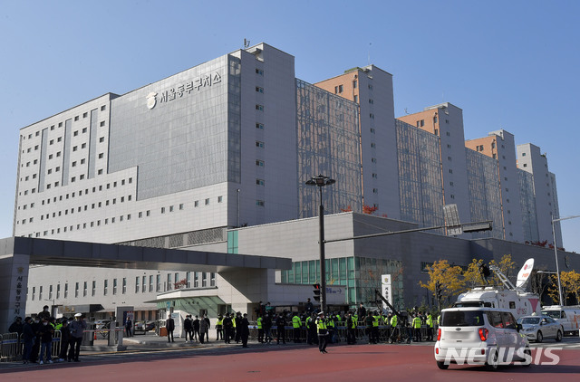 [서울=뉴시스] 박미소 기자 = 2일 징역 17년형을 확정받은 이명박 전 대통령이 재수감 될 서울동부구치소의 모습이 보이고 있다. (공동취재사진) 2020.11.02.  photo@newsis.com