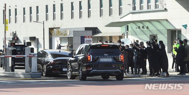 [서울=뉴시스] 박미소 기자 = 횡령과 뇌물 등의 혐의로 징역 17년형이 확정된 이명박 전 대통령이 탄 차량이 지난달 2일 오후 서울 송파구 동부구치소로 들어서고 있다. (공동취재사진) 2020.11.02. photo@newsis.com