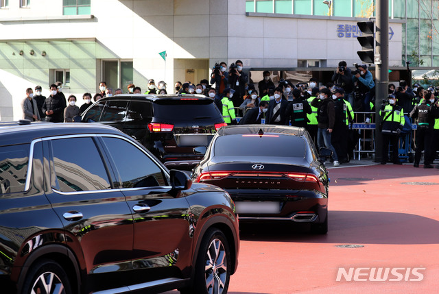 [서울=뉴시스] 박미소 기자 = 횡령과 뇌물 등의 혐의로 징역 17년형이 확정된 이명박 전 대통령이 탄 차량이 2일 오후 서울 송파구 동부구치소로 들어서고 있다. (공동취재사진) 2020.11.02.&nbsp; photo@newsis.com