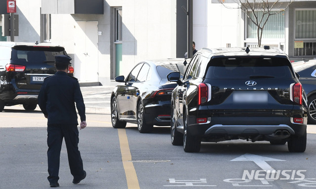 [서울=뉴시스] 박미소 기자 = 횡령과 뇌물 등의 혐의로 징역 17년형이 확정된 이명박 전 대통령이 탄 차량이 지난 2일 오후 서울 송파구 동부구치소로 들어서고 있다. (공동취재사진) 2020.11.02. photo@newsis.com