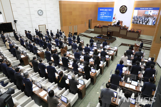 [서울=뉴시스] 박민석 기자 = 서울특별시의회 제298회 정례회 개회식이 열린 2일 오후 서울 중구 서울시의회 본관애서 서울시의원들이 국민의례를 하고 있다. 2020.11.02.   mspark@newsis.com