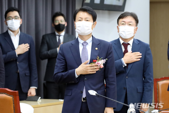 [청주=뉴시스]강종민 기자 = 김강립 식품의약품안전처장이 2일 오후 충북 청주 식약처에서 열린 취임식에서 국민의례를 하고 있다. 2020.11.02.&nbsp; ppkjm@newsis.com