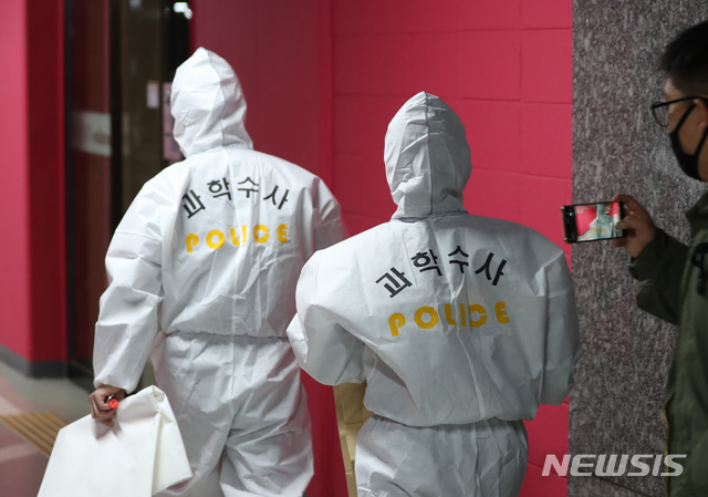 [서울=뉴시스] 고승민 기자 = 개그우먼 박지선 씨와 그의 모친이 자택에서 숨진 채 발견된 2일 자택이 있는 아파트 지하주차장에서 과학수사대 관계자들이 분주한 모습을 보이고 있다. 2020.11.02. kkssmm99@newsis.com