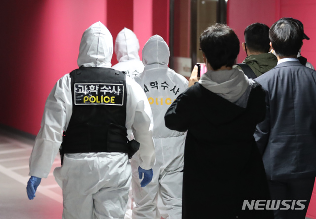 [서울=뉴시스] 고승민 기자 = 개그우먼 박지선 씨와 그의 모친이 자택에서 숨진 채 발견된 2일 자택이 있는 아파트 지하주차장에서 과학수사대 관계자들이 박지선 씨의 자택으로 향하고 있다. 2020.11.02.&nbsp; kkssmm99@newsis.com 