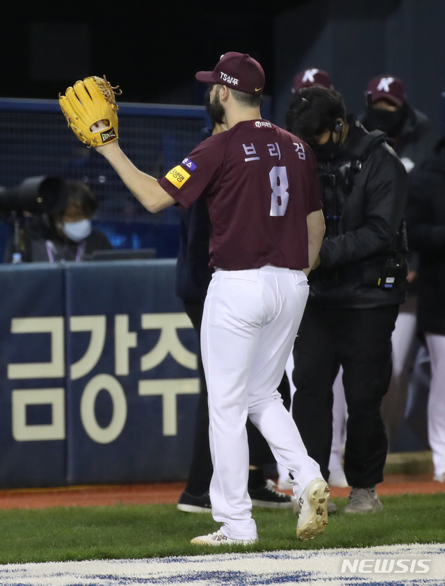 [서울=뉴시스] 고범준 기자 = 2일 오후 서울 송파구 잠실야구장에서 열린 2020 KBO리그 포스트시즌 LG 트윈스와 키움 히어로즈의 와일드카드 1차전 경기, 5회말을 마친 키움 브리검이 덕아웃을 향하고 있다. 2020.11.02. bjko@newsis.com