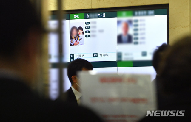 [서울=뉴시스] 사진공동취재단 = 개그우먼 박지선과 그의 모친 빈소가 2일 서울 양천구 이대목동병원 장례식장에 마련됐다. 사진은 장례식장 모니터 모습. 2020.11.02. photo@newsis.com