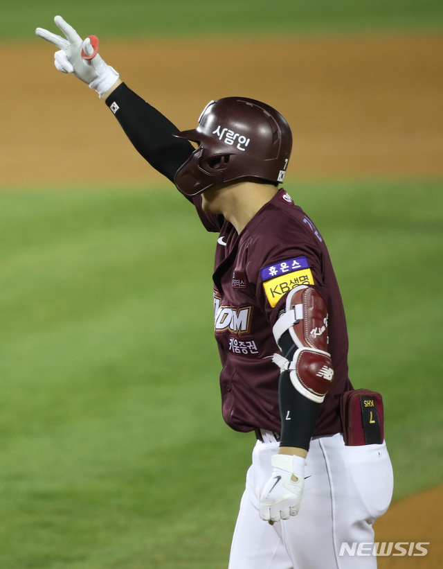 [서울=뉴시스] 고범준 기자 = 2일 오후 서울 송파구 잠실야구장에서 열린 2020 KBO리그 포스트시즌 LG 트윈스와 키움 히어로즈의 와일드카드 1차전 경기, 연장 13회초 1사 1루 키움 김하성이 안타를 치고 세리머니 하고 있다. 2020.11.02. bjko@newsis.com
