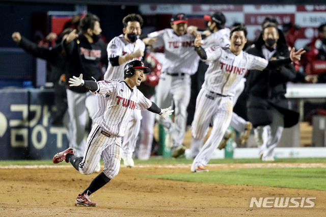 [서울=뉴시스]김병문 기자 = 2일 오후 서울 송파구 잠실야구장에서 열린 2020 KBO리그 포스트시즌 LG 트윈스와 키움 히어로즈의 와일드카드 1차전 경기, 연장 13회말 2사 만루 LG 신민재가 끝내기 안타를 날린 뒤 환호하고 있다. 2020.11.02. dadazon@newsis.com