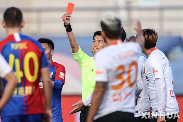 [다롄=신화/뉴시스]2일 중국 북동부 랴오닝(遼寧)성 다롄(大連)에서 열린 중국 프로축구 슈퍼리그(CSL) 18라운드 우한 줘얼과 다롄 황하이 간 경기 도중 한국의 고형진 심판이 우한 줘얼의 쑹즈웨이 선수에게 레드 카드를 꺼내 퇴장을 명령하고 있다. 지난달 31일부터 2일까지 사흘 간 열린 중국 프로축구 슈퍼리그(CSL) 18라운드 8경기에서 심판들이 60장의 옐로카드를 꺼내들었고 13명의 선수들이 레드카드를 받아 퇴장당했다고 AFP 통신이 보도했다. 중국 언론들은 3일 중국 축구의 낮은 수준에 대해 비난의 목소리를 높였다. 2020.11.3