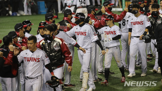 [서울=뉴시스] 고범준 기자 = 2일 오후 서울 송파구 잠실야구장에서 열린 2020 KBO리그 포스트시즌 LG 트윈스와 키움 히어로즈의 와일드카드 1차전 경기, 연장 13회말 2사 만루 LG 신민재가 끝내기 안타를 치고 4-3으로 LG 승리했다. 2020.11.02.&nbsp; bjko@newsis.com