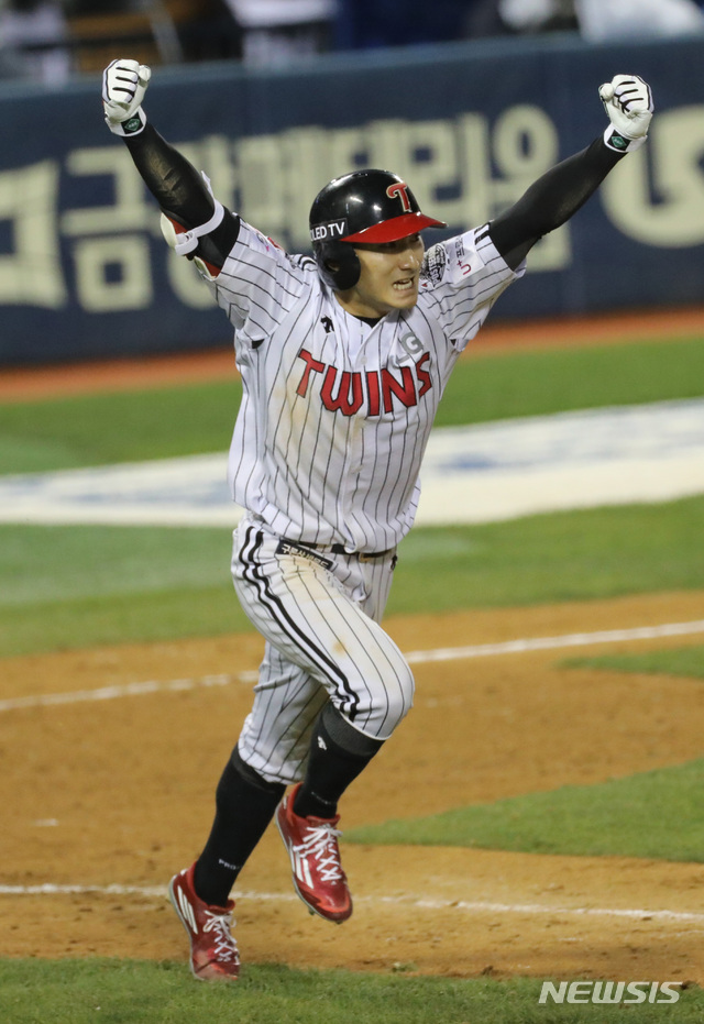 [서울=뉴시스] 고범준 기자 = 2일 오후 서울 송파구 잠실야구장에서 열린 2020 KBO리그 포스트시즌 LG 트윈스와 키움 히어로즈의 와일드카드 1차전 경기, 연장 13회말 2사 만루 LG 신민재가 끝내기 안타를 치고 기뻐하고 있다. 이날 4-3으로 LG 승리했다. 2020.11.02.&nbsp; bjko@newsis.com
