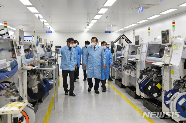 [홍성=뉴시스] 김석환 홍성군수가 기업하기 좋은 환경 조성 및 코로나19 장기화로 경제적 어려움을 겪고 있는 기업인들의 애로사항을 정책에 반영하기 위해 내포신도시첨단산업단지 내 입주기업 시설을 둘러보고 있다.