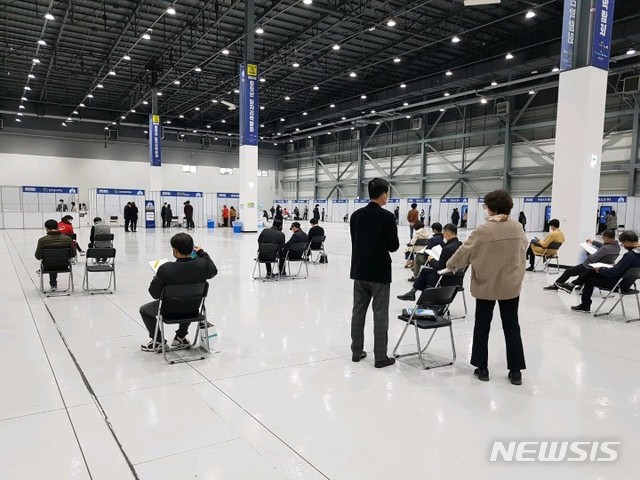 [화성=뉴시스] 비대면 중장년 일자리박람회장 모습 (사진 = 화성시 제공) 