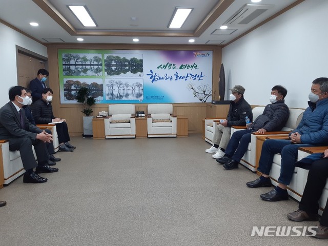 최영조 경산시장(왼쪽)과 경산 상방공원 지주 대화