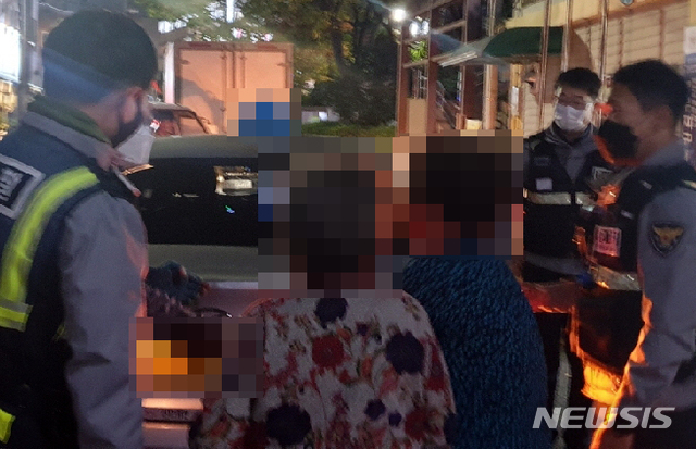 [부산=뉴시스] 경찰 도움으로 택시에 두고 내린 귀금속이 든 지갑을 되찾는 모습. (사진=부산경찰청 제공)