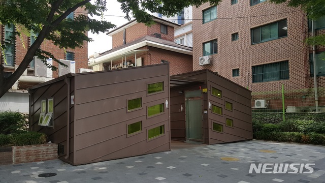 [서울=뉴시스] 강동구 광나루공원 공중화장실. (사진=강동구 제공) 2020.11.03. photo@newsis.com