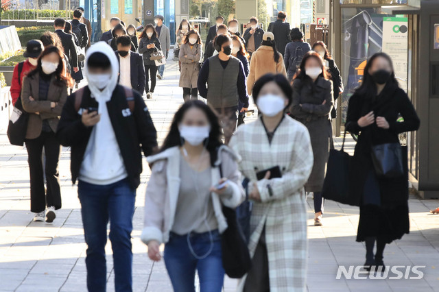 [서울=뉴시스] 박민석 기자 = 서울 지역 아침 최저기온이 2도까지 떨어지며 쌀쌀한 날씨를 보인 3일 오전 서울 종로구 종로1가 인근에서 두꺼운 옷을 입은 시민들이 출근길 발걸음을 옮기고 있다. 2020.11.03. mspark@newsis.com