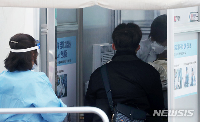 [서울=뉴시스]홍효식 기자 = 3일 오전 서울 중구 국립중앙의료원에 마련된 신종 코로나바이러스 감염증(코로나19) 선별진료소에서 의료진이 코로나19 검사를 받기 위해 찾은 시민들의 검체를 채취하고 있다. 2020.11.03.  yesphoto@newsis.com