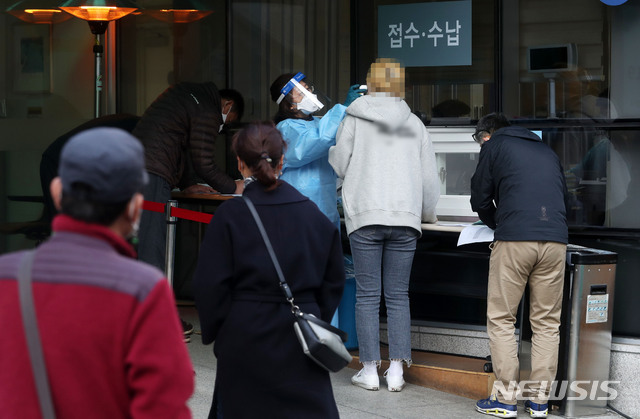 [서울=뉴시스]홍효식 기자 = 3일 오전 서울 중구 국립중앙의료원에 마련된 신종 코로나바이러스 감염증(코로나19) 선별진료소를 찾은 시민들이 코로나19 검사를 받기 위해 접수하고 있다. 2020.11.03.&nbsp; yesphoto@newsis.com