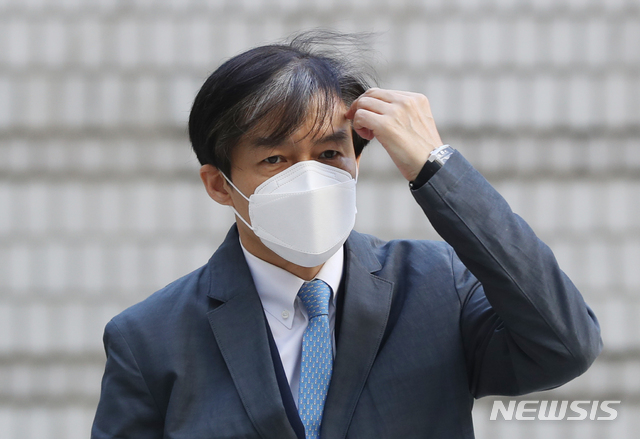 [서울=뉴시스] 조수정 기자 = '유재수 감찰무마' 혐의를 받는 조국 전 법무부 장관이 자신의 재판에 증인 출석을 위해 3일 오전 서울 서초구 서울중앙지방법원으로 들어서고 있다. 2020.11.03.&nbsp; chocrystal@newsis.com