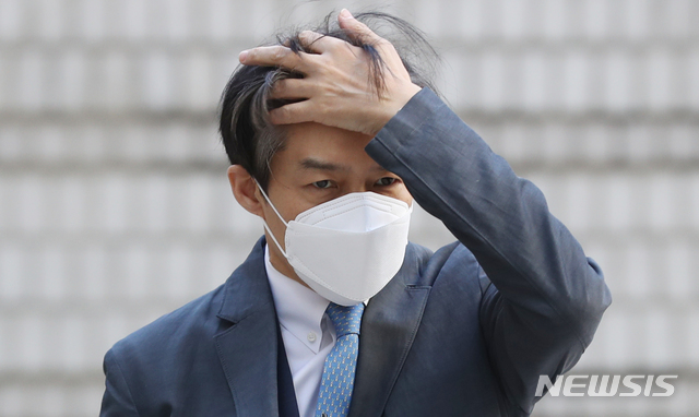 [서울=뉴시스] 조수정 기자 = '유재수 감찰무마' 혐의를 받는 조국 전 법무부 장관이 자신의 재판에 증인 출석을 위해 3일 오전 서울 서초구 서울중앙지방법원으로 들어서고 있다. 2020.11.03.&nbsp; chocrystal@newsis.com