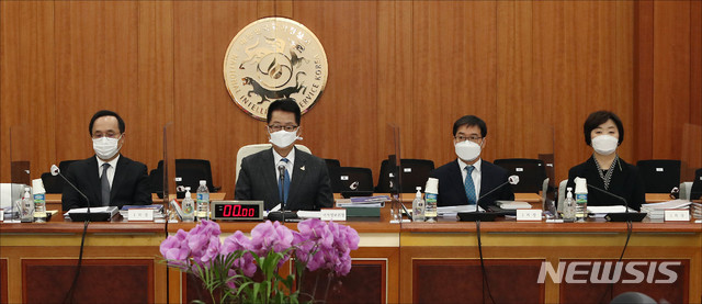 [서울=뉴시스]국회사진기자단 = 박지원 국정원장과 김상균 1차장, 박정현 2차장, 김선희 3차장이 3일 오전 국가정보원에서 열린 국회 정보위원회의 2020년도 국가정보원 국정감사에서 국감 시작을 기다리고 있다. 2020.11.03. photo@newsis.com