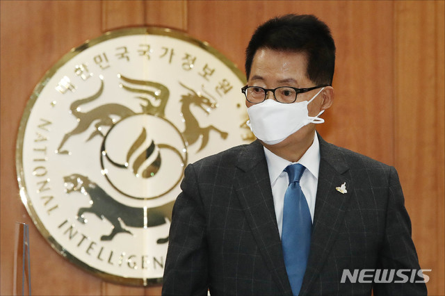 [서울=뉴시스]국회사진기자단 = 박지원 국정원장이 3일 오전 국가정보원에서 열린 국회 정보위원회의 2020년도 국가정보원 국정감사에서 국감 시작을 기다리고 있다. 2020.11.03.&nbsp; photo@newsis.com 