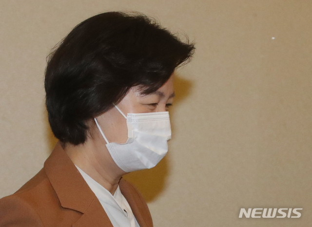 [서울=뉴시스]김명원 기자 = 추미애 법무부 장관이 3일 오전 서울 종로구 정부서울청사에서 화상으로 열린 국무회의에 참석하고 있다. 2020.11.03.&nbsp; kmx1105@newsis.com