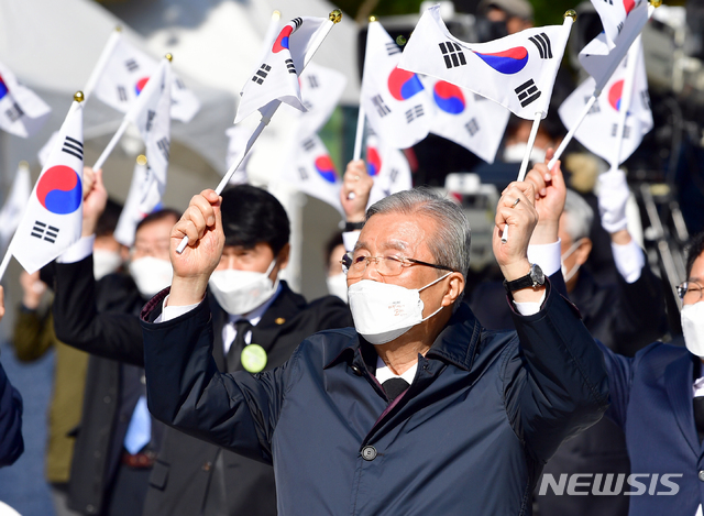 [광주=뉴시스] 류형근 기자 = 김종인 국민의힘 비상대책위원장이 3일 오전 광주 서구 학생독립운동기념탑 앞에서 열린 제 91주년 학생독립운동 기념식에 참석해 만세를 외치고 있다. 2020.11.03. hgryu77@newsis.com