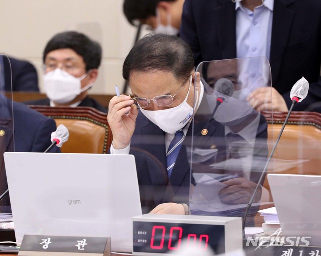 [서울=뉴시스]김선웅 기자 = 홍남기 경제부총리 겸 기획재정부 장관이 3일 오후 서울 여의도 국회에서 열린 기획재정위원회 전체회의에서 안경을 고쳐쓰고 있다. (공동취재사진) 2020.11.03.&nbsp; photo@newsis.com