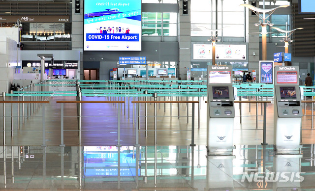 [인천공항=뉴시스] 이종철 기자 = 지난해 11월3일 오후 인천시 중구 인천공항 제1여객터미널이 신종 코로나바이러스 감염증(코로나 19)의 장기화로 한산한 모습을 보이고 있다. 2021.01.16. jc4321@newsis.com