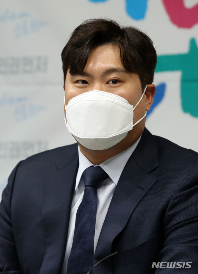 [서울=뉴시스] 박주성 기자 = 미국 프로야구 메이저리그(MLB) 토론토 블루제이스에서 투수로 활약중인 류현진이 3일 오후 서울 저동 나라키움저동빌딩 국가인권위원회에서 열린 캠페인 행사를 마치고 약식 인터뷰를 하고 있다. 2020.11.03. park7691@newsis.com
