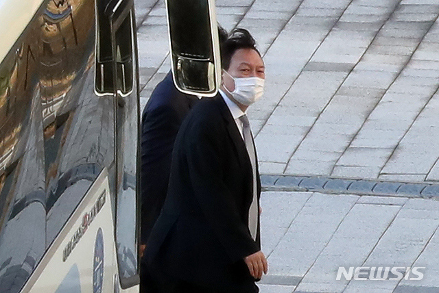 [진천=뉴시스] 고승민 기자 = 윤석열 검찰총장이 신임 부장검사 대상 강연과 만찬을 위해 지난 3일 충북 진천 법무연수원을 방문, 배성범 법무연수원장과 강연 장소로 이동하고 있다.2020.11.03. kkssmm99@newsis.com