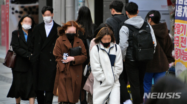 [대구=뉴시스] 이무열 기자 = 기온이 뚝 떨어져 추운날씨를 보인 지난 3일 오후 대구 중구 동성로 거리에서 시민들이 추위에 몸을 움츠린 채 발길을 옮기고 있다. 2020.11.03.lmy@newsis.com