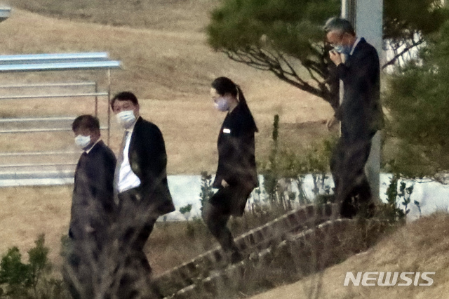 [진천=뉴시스] 고승민 기자 = 윤석열 검찰총장이 신임 부장검사 대상 강연과 만찬을 위해 3일 충북 진천 법무연수원을 방문, 강연을 마치고 만찬을 위해 식당으로 이동하고 있다. 2020.11.03.kkssmm99@newsis.com