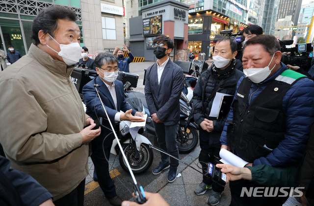 [서울=뉴시스]김선웅 기자 = 이낙연 더불어민주당 대표가 3일 오후 서울 서초구의 한 배송노동자 쉼터에서 이륜차 배송노동자들과 근로실태 점검 및 보호대책 현장 간담회를 하고 있다. (공동취재사진) 2020.11.03. photo@newsis.com