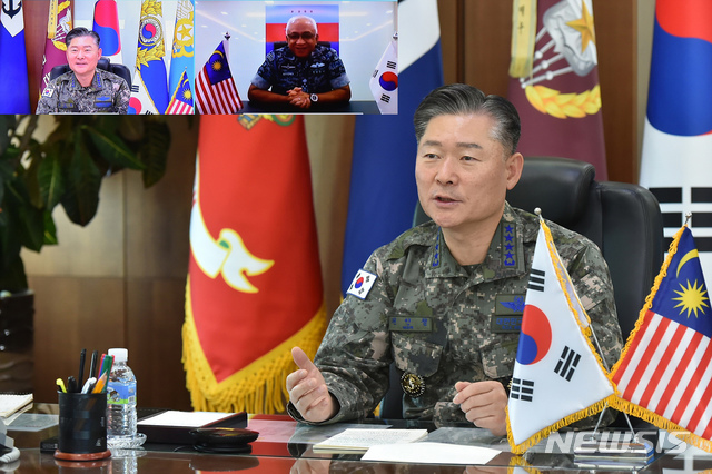 [서울=뉴시스] 고범준 기자 = 원인철 합참의장이 3일 오후 아펜디 빈 부앙(Affendi Bin Buang) 말레 이시아 총사령관과 공조통화를 갖고, 양국의 코로나19 대응 및 군사교류 협력 증진방안을 논의하고 있다. (사진=합동참모본부 제공) 2020.11.03. photo@newsis.com