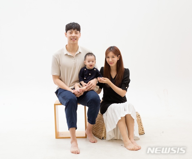 [서울=뉴시스]프로농구 전주 KCC 정창영 가족