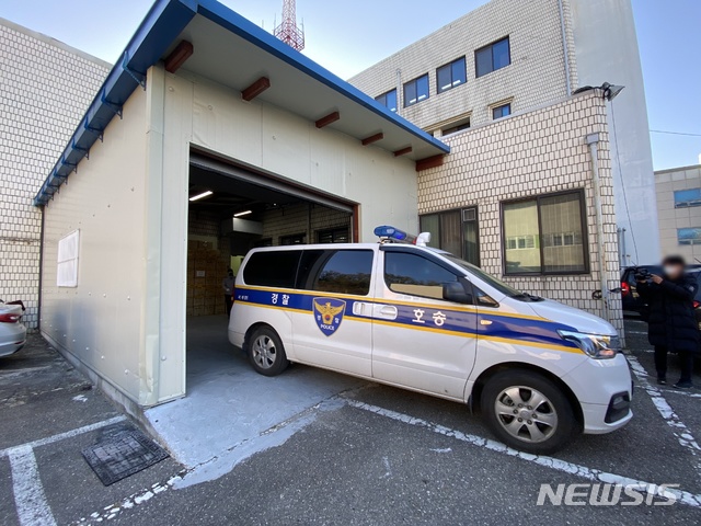 [인천=뉴시스] 김동영 기자 = 4일 오전 인천의 한 아파트에서 관리비 사용 관련 다툼으로 흉기를 휘둘러 아파트 관리소장을 숨지게 한 혐의를 받는 60대 입주자 대표가 검찰로 송치됐다.2020.11. 4. dy0121@newsis.com