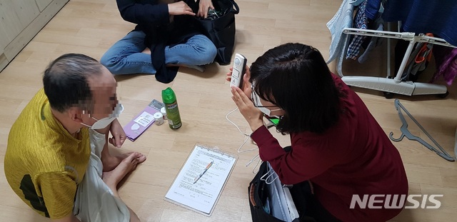 [서울=뉴시스] 서울 강서구의 동 복지플래너가 중장년 1인 가구에 사물인터넷(IoT) 기기 사용법에 대해 설명하고 있는 모습. 기사 내용과 관계 없음 (사진=서울 강서구 제공) 2020.11.04. photo@newsis.com 