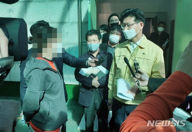 [공주=뉴시스]공주 한 주유소에서 경유를 넣은 후 차에 고장이 생겨 수백만원의 수리비가 나왔다며 피해자 1명이 4일 공주시 김정섭(오른쪽) 시장을 찾아 피해 보상 마련 방안을 만들어 줄것을 요구하고 있다. 2020.11.04. ssong1007@newsis.com